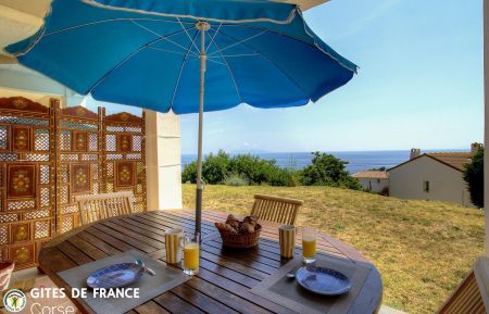 G&icirc;te n&deg;63182 Luri - Corse - G&icirc;te &agrave; Luri, Grand Bastia, Haute-Corse, labellis&eacute; G&icirc;tes de France : la terrasse avec vue mer 