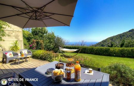 Gîte à Penta Di Casinca, La Côte Orientale, Haute-Corse, labellisé Gîtes de France : la terrasse et le jardin Gîte n°64551 Penta-di-Casinca - Corse - Gîte à Penta Di Casinca, La Côte Orientale, Haute-Corse, labellisé Gîtes de France : la terrasse et le jardin