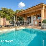 Gite &agrave; Sainte Lucie de Porto-Vecchio, Corse du Sud, labellis&eacute; G&icirc;tes de France : la piscine et la maison