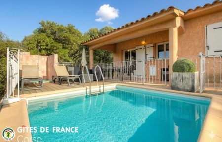 G&icirc;te n&deg;28022 Sainte lucie de porto vecchio - Corse - Gite &agrave; Sainte Lucie de Porto-Vecchio, Corse du Sud, labellis&eacute; G&icirc;tes de France : la piscine et la maison
