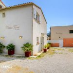 G&icirc;te &agrave; Calvi, Balagne, Haute-Corse, labellis&eacute; G&icirc;tes de France : le parking et la maison