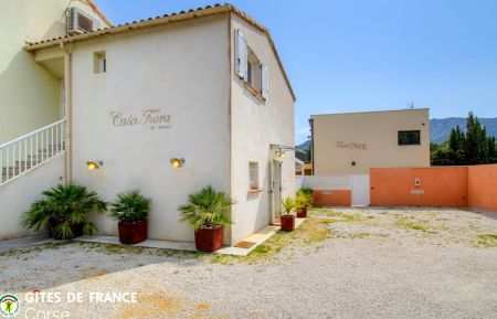 G&icirc;te n&deg;64351 Calvi - Corse - G&icirc;te &agrave; Calvi, Balagne, Haute-Corse, labellis&eacute; G&icirc;tes de France : le parking et la maison