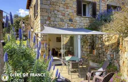 G&icirc;te n&deg;17643 Carg&egrave;se - Corse - G&icirc;te &agrave; Carg&egrave;se, la c&ocirc;te ouest, en Corse du Sud, labellis&eacute; G&icirc;te de France : le gite et la terrasse
