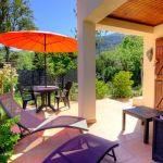 G&icirc;te &agrave; Castifao, Centre-Corse, Haute-Corse, labellis&eacute; G&icirc;tes de France : la terrasse et le jardin