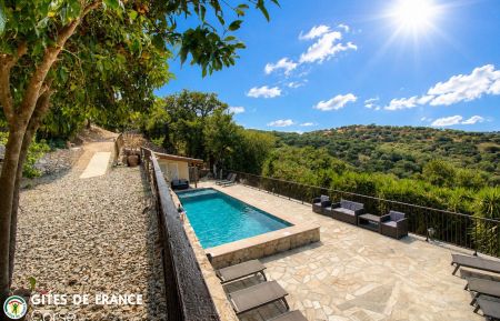 G&icirc;te n&deg;55625 Costa - Corse - G&icirc;te &agrave; Costa, Balagne, Haute-Corse, labellis&eacute; G&icirc;tes de France : la terrasse au-dessus de la piscine commune