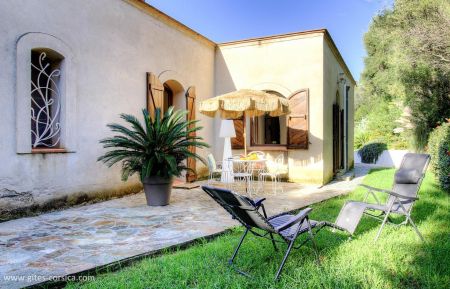 G&icirc;te n&deg;61331 Lumio - Corse - G&icirc;te &agrave; Lumio, Balagne, Haute-Corse, labellis&eacute; G&icirc;tes de France : la terrasse et le jardin