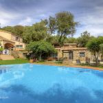 Gite &agrave; Olmeto, Le Grand Valinco, Corse du Sud, Labellis&eacute; G&icirc;tes de France : la piscine avec le jardin