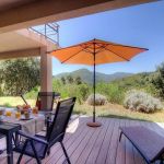 G&icirc;te &agrave; Sart&egrave;ne, en Corse du Sud, labellis&eacute; Gites de France : la terrasse et la vue