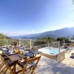 G&icirc;te &agrave; Cateri, La Balagne, Haute-Corse, labellis&eacute; G&icirc;tes de France : la terrasse avec la vue sur les montagnes