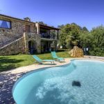 Gîte à Solaro, côte orientale, Haute-Corse, labellisé Gîtes de France : la piscine et la batisse Gîte à Solaro, côte orientale, Haute-Corse, labellisé Gîtes de France : la piscine et la batisse