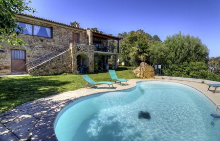 Gîte à Solaro, côte orientale, Haute-Corse, labellisé Gîtes de France : la piscine et la batisse Gîte n°57071 Solaro - Corse - Gîte à Solaro, côte orientale, Haute-Corse, labellisé Gîtes de France : la piscine et la batisse