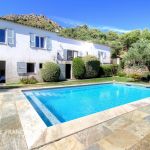 G&icirc;te &agrave; Montegrosso, Balagne, Haute-Corse, labellis&eacute; G&icirc;tes de France : la piscine et la maison
