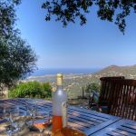 Gîte à Cateri, en Balagne, Haute-Corse, labellisé Gîtes de France : la terrasse vue mer Gîte à Cateri, en Balagne, Haute-Corse, labellisé Gîtes de France : la terrasse vue mer