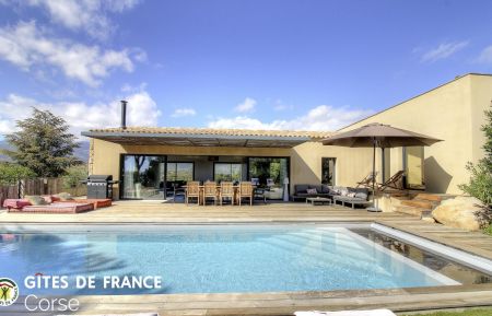 G&icirc;te n&deg;28143 Sainte lucie de porto vecchio - Corse - Gite &agrave; Sainte Lucie de Porto-Vecchio, Corse du Sud, Labellis&eacute; G&icirc;tes de France : la villa et la piscine