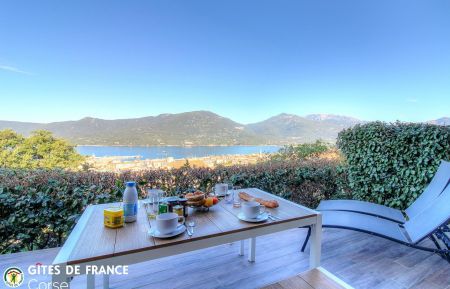 G&icirc;te n&deg;24452 Propriano - Corse - G&icirc;te &agrave; Propriano, Corse du sud, le Grand Valinco, labellis&eacute; G&icirc;tes de France : la la terrasse