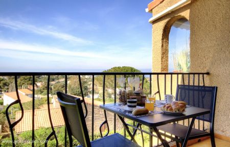 G&icirc;te n&deg;60321 Lumio - Corse - Appartement &agrave; Lumio, Balagne, Haute-Corse, labellis&eacute; G&icirc;tes de France : la vue depuis le balcon