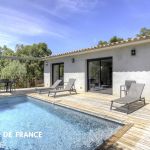 Gite &agrave; San Gavino di Carbini, Corse du Sud, labellis&eacute; G&icirc;tes de France : la terrasse et la piscine