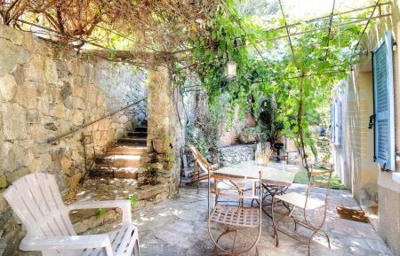 Gîte à Lama, Balagne, Haute-Corse, labellisé Gîtes de France : la terrasse au rez-de-chaussée Gîte n°57101 Lama - Corse - Gîte à Lama, Balagne, Haute-Corse, labellisé Gîtes de France : la terrasse au rez-de-chaussée