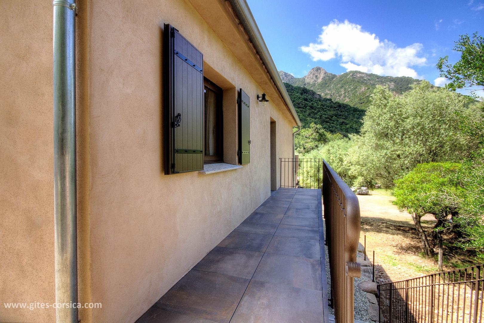 Chambres d'hôtes à Manso, Balagne, Haute-Corse, labellisées Gîtes de France : l'entrée de la chambre familiale photo 16