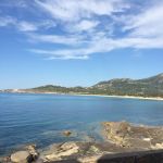 G&icirc;te &agrave; Algajola, Balagne, Haute-Corse, labellis&eacute; G&icirc;tes de France : le chemin qui longe la m&egrave;re