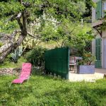 Gîte à Santa Maria Poggio, côte orientale, Haute-Corse, labellisé Gîtes de France : le jardin et la terrasse Gîte à Santa Maria Poggio, côte orientale, Haute-Corse, labellisé Gîtes de France : le jardin et la terrasse