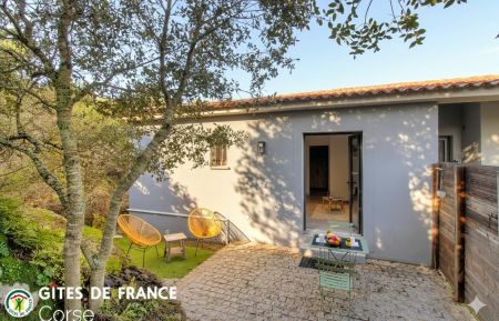 G&icirc;te n&deg;23264 Sotta - Corse - Gite &agrave; Sotta, Corse du Sud, labellis&eacute; G&icirc;tes de France : le gite et la terrasse