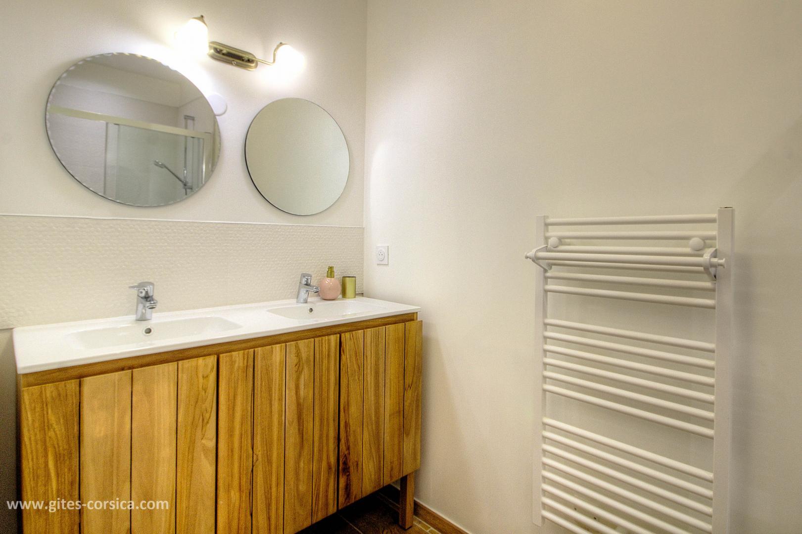 Chambres d'hôtes à Manso, Balagne, Haute-Corse, labellisées Gîtes de France : la salle d'eau/WC de la chambre double avec canapé photo 21