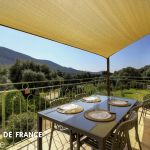G&icirc;te &agrave; Carg&egrave;se, la c&ocirc;te Ouest, en Corse du Sud, labellis&eacute; G&icirc;tes de France :la terrasse