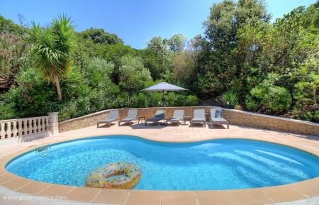 Gîte à Eccica Suarella, Le Grand Ajaccio, Corse du Sud, labellisé Gîtes de France : la piscine commune Gîte n°23981 Eccica-Suarella - Corse - Gîte à Eccica Suarella, Le Grand Ajaccio, Corse du Sud, labellisé Gîtes de France : la piscine commune