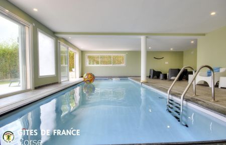 G&icirc;te n&deg;21331 Sari-Solenzara - Corse - G&icirc;te &agrave; Solenzara, Le Sud Corse, Corse du Sud, labellis&eacute; G&icirc;tes de France : la piscine int&eacute;rieure
