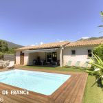 Gite &agrave; Sainte Lucie de Porto-Vecchio, Corse du Sud, labellis&eacute; G&icirc;tes de France : la maison et la piscine