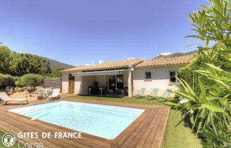 G&icirc;te n&deg;28791 Sainte lucie de porto vecchio - Corse - Gite &agrave; Sainte Lucie de Porto-Vecchio, Corse du Sud, labellis&eacute; G&icirc;tes de France : la maison et la piscine
