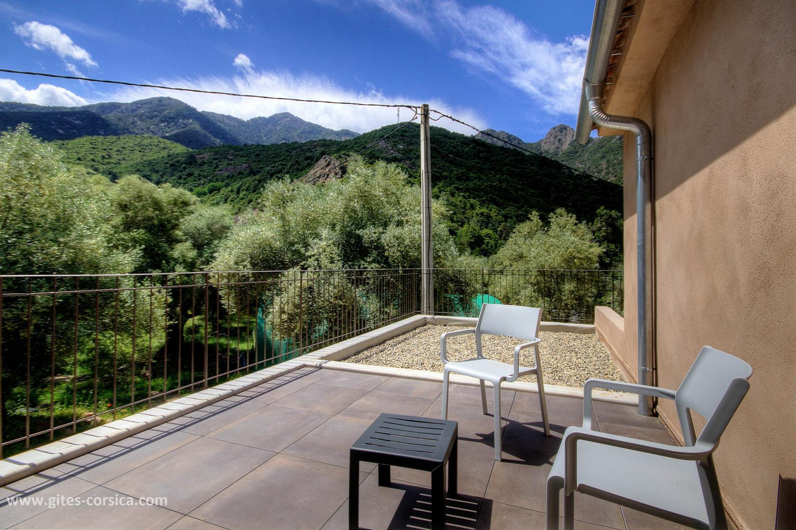 Chambres d'hôtes à Manso, Balagne, Haute-Corse, labellisées Gîtes de France : la terrasse de la chambre double avec canapé photo 24