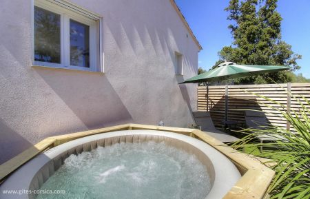 G&icirc;te n&deg;23861 Sotta - Corse - Gite &agrave; Sotta, Sud Corse, Corse du Sud, labellis&eacute; Gites de France : le jacuzzi
