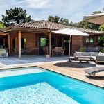 Gite &agrave; Porto-Vecchio, le Sud Corse, labellis&eacute; G&icirc;tes de France : la piscine et la villa