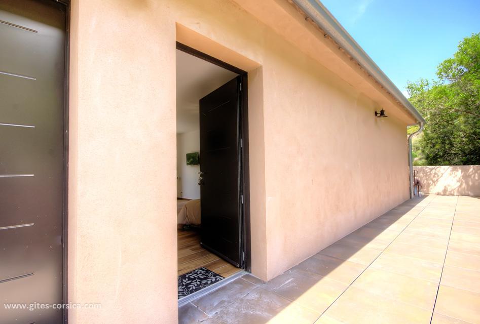 Chambres d'hôtes à Manso, Balagne, Haute-Corse, labellisées Gîtes de France : l'entrée de la chambre double avec canapé photo 25