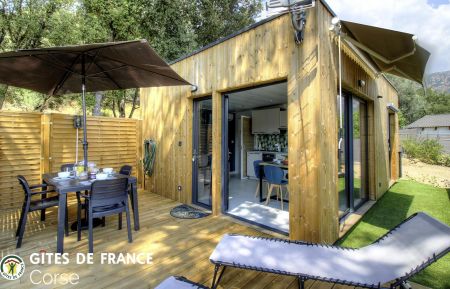 Cabane en bois28471 Sarrola-Carcopino - Corse - G&icirc;te &agrave; Sarrola Carcopino, le Grand Ajaccio, Corse-du-Sud, labellis&eacute; G&icirc;tes de France : le gite et la terrasse