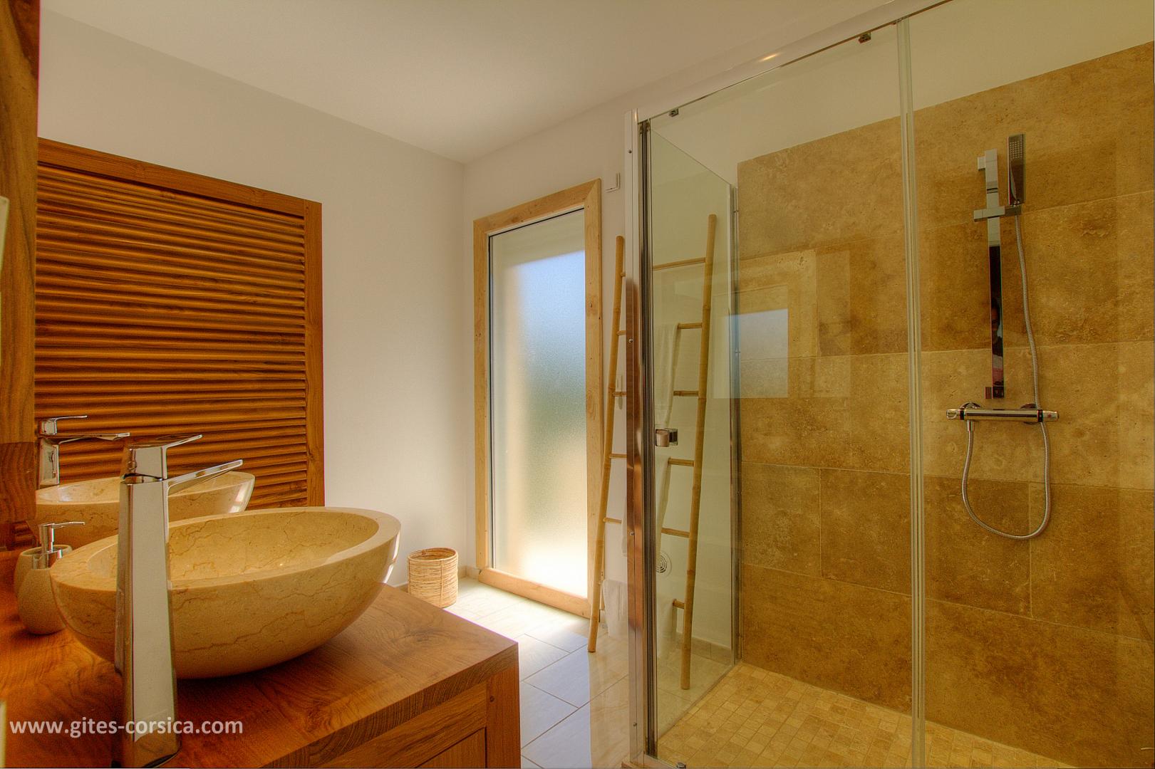 Chambres d'hôtes à Sarrola Carcopino, Le Grand Ajaccio, Corse du Sud, labellisé Gîtes de France : la salle d'eau de la chambre1 photo 14