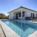 Gite &agrave; Sainte Lucie de Porto-Vecchio, le Sud Corse, labellis&eacute; G&icirc;tes de France : la piscine et la maison