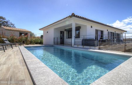 G&icirc;te n&deg;27291 Sainte lucie de porto vecchio - Corse - Gite &agrave; Sainte Lucie de Porto-Vecchio, le Sud Corse, labellis&eacute; G&icirc;tes de France : la piscine et la maison