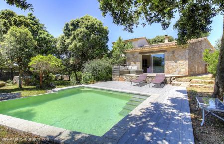 G&icirc;te n&deg;15240 Sotta - Corse - G&icirc;te &agrave; Sotta, le sud Corse, Corse du Sud, labellis&eacute; G&icirc;tes de France : la piscine et la maison