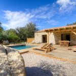 G&icirc;te &agrave; Speloncato, Balagne, Haute-Corse, labellis&eacute; G&icirc;tes de France : piscine et terrasse