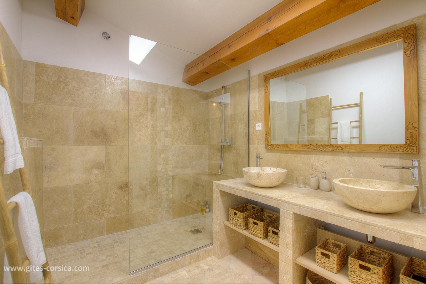 Chambres d'hôtes à Sarrola Carcopino, Le Grand Ajaccio, Corse du Sud, labellisé Gîtes de France : la salle d'eau de la chambre2 photo 24