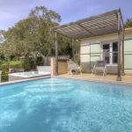 Gite &agrave; Sotta, Corse du Sud, labellis&eacute; G&icirc;tes de France : la piscine et le spa