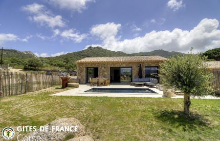 G&icirc;te n&deg;27592 Figari - Corse - Gite &agrave; Figari, Corse du sud, labellis&eacute; G&icirc;tes de France : la piscine et la maison