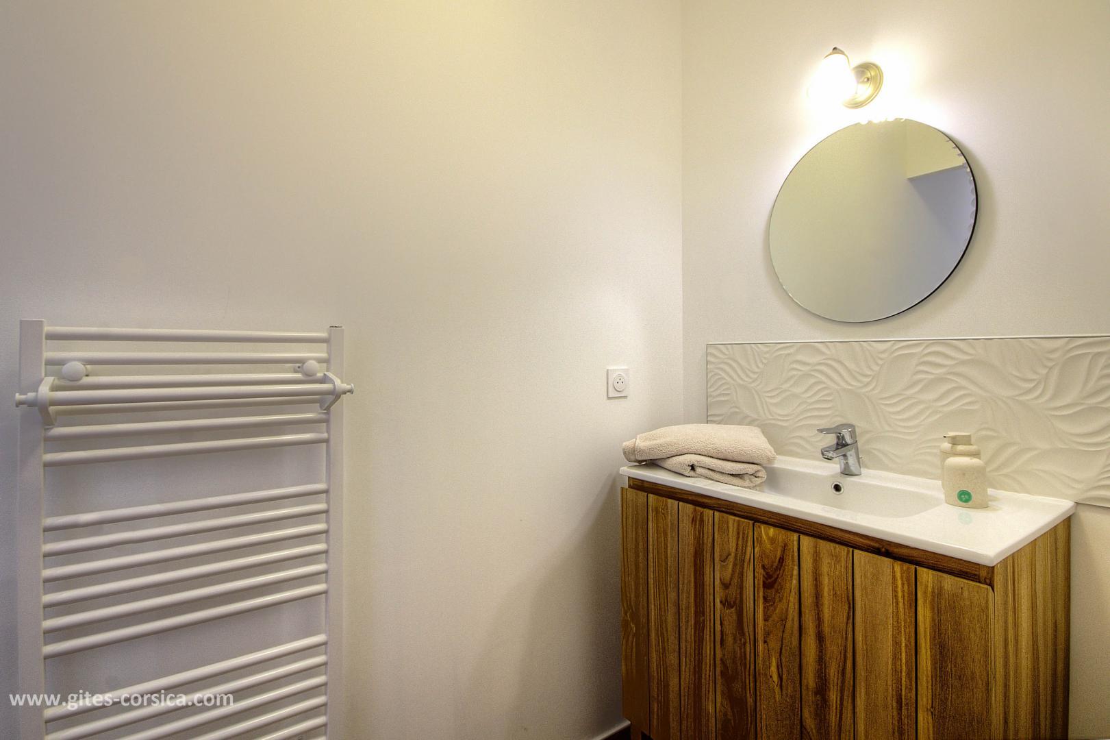 Chambres d'hôtes à Manso, Balagne, Haute-Corse, labellisées Gîtes de France : la salle d'eau/WC de la chambre double photo 30