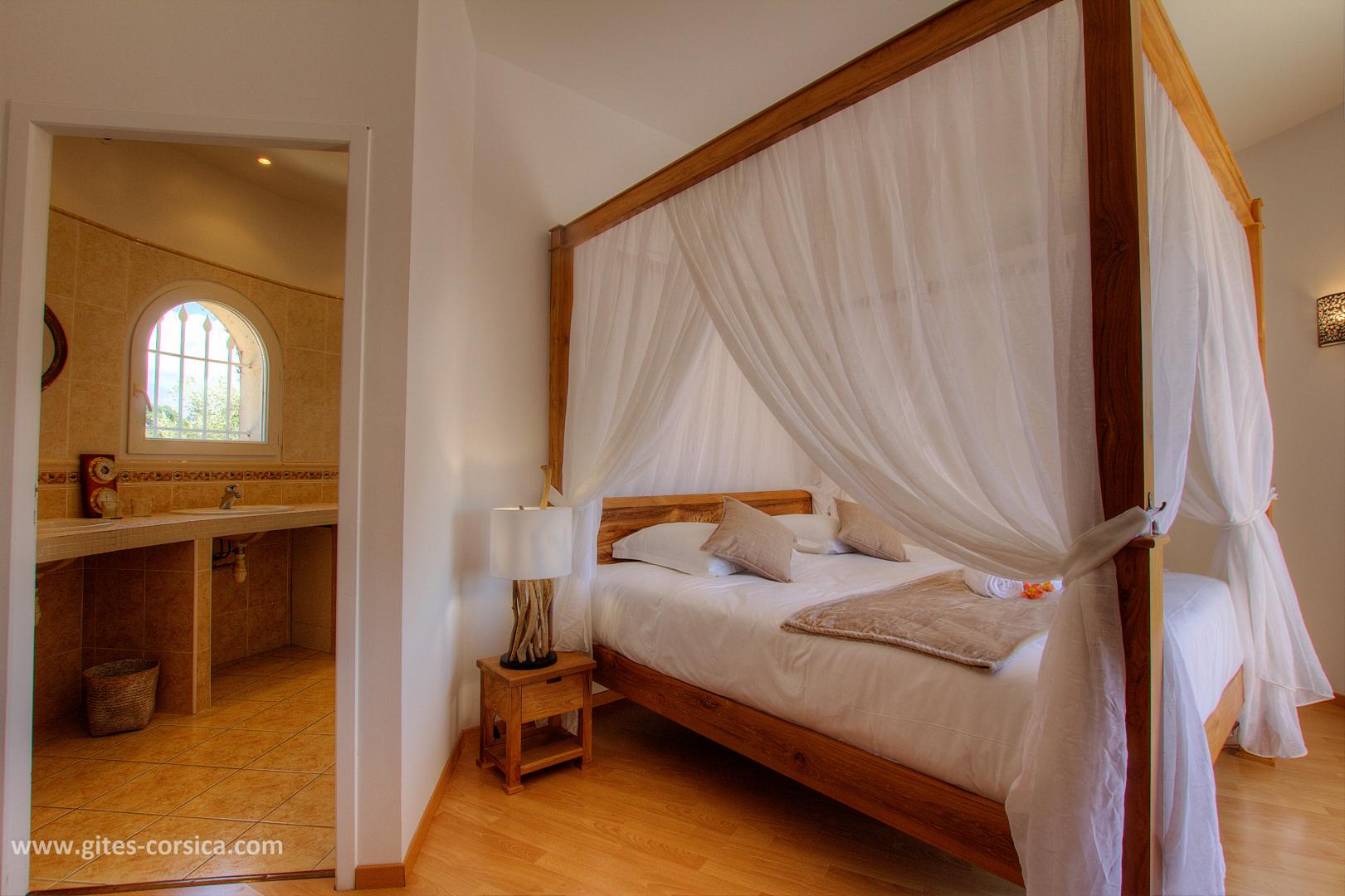 Chambres d'hôtes à Sarrola Carcopino, Le Grand Ajaccio, Corse du Sud, labellisé Gîtes de France : la chambre 2 photo 15