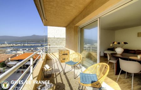 G&icirc;te n&deg;28681 Propriano - Corse - Gite &agrave; Propriano, Le grand Valinco, Corse du Sud, labellis&eacute; G&icirc;tes de France : la terrasse avec la vue sur le port