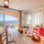 Gîte à Sartène, le Grand Valinco, Corse du Sud, labellisé Gîtes de France : Le séjour et la terrasse de 25m2. Gîte à Sartène, le Grand Valinco, Corse du Sud, labellisé Gîtes de France : Le séjour et la terrasse de 25m2.