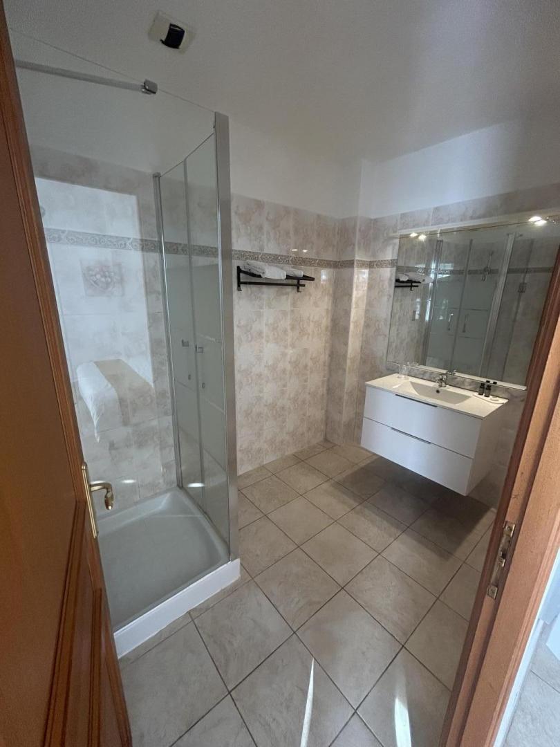 Maison d'hôtes à Nessa, Balagne, Haute-Corse, labellisé Gîtes de France : la salle d'eau de la chambre Cicciriola photo 6